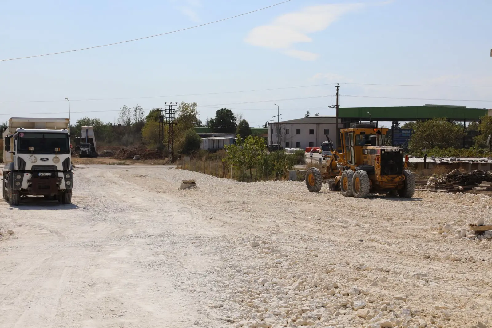 100. YIL MAHALLESİ’NDE YENİ BAĞLANTI YOLU ÇALIŞMALARI SÜRÜYOR